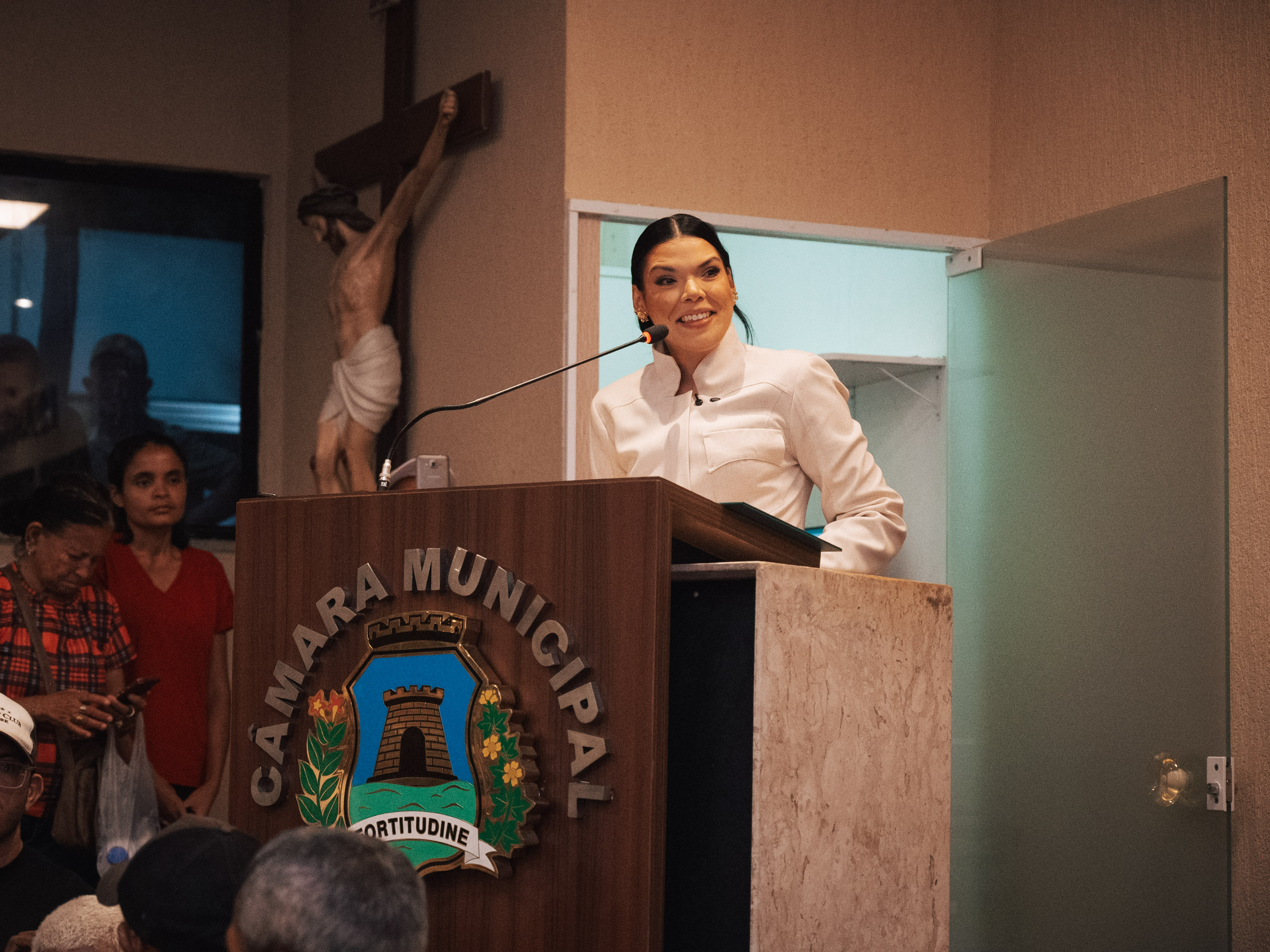 Lorena discursando na Câmara Municipal