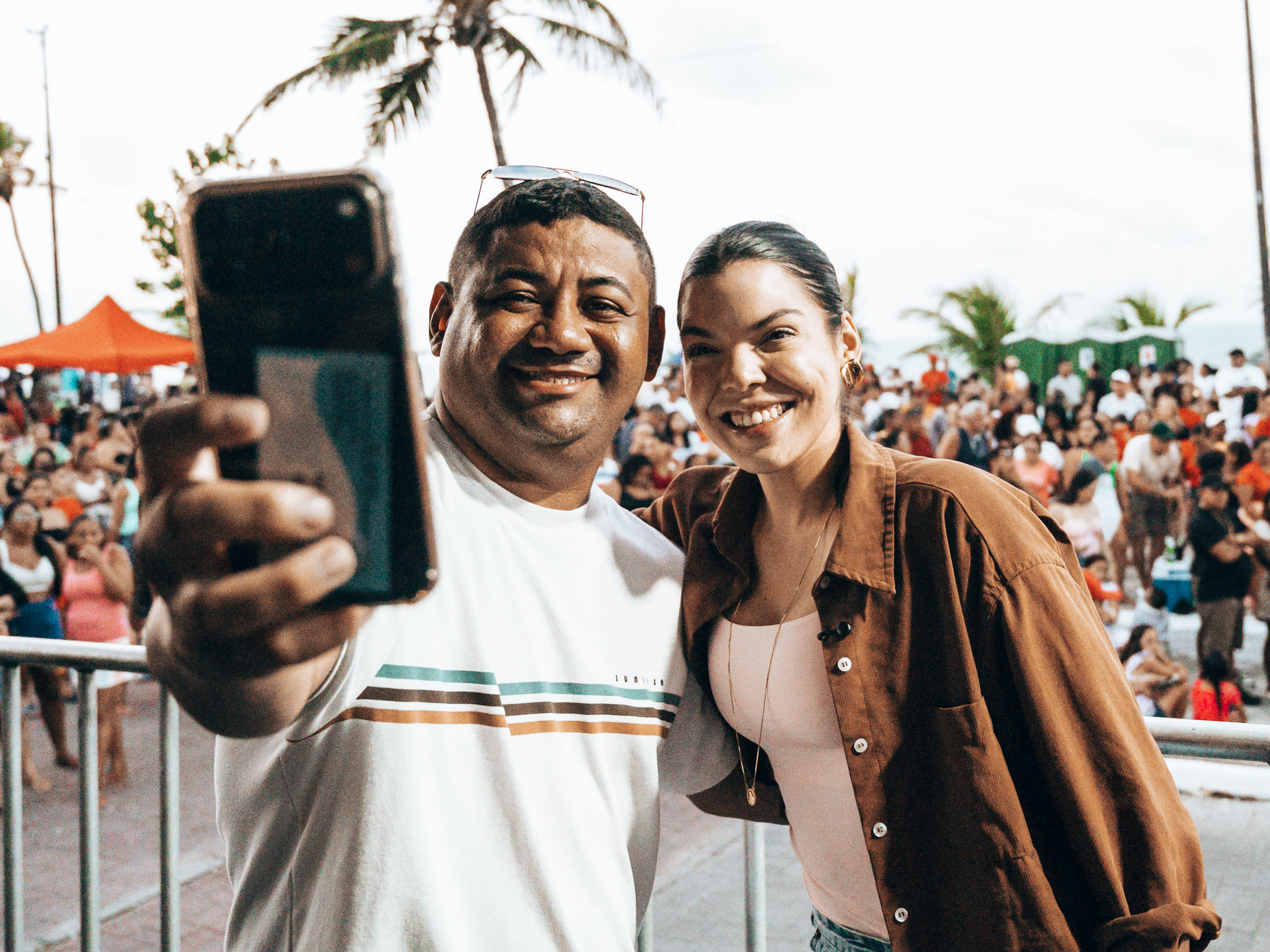 Lorena em selfie com apoiador